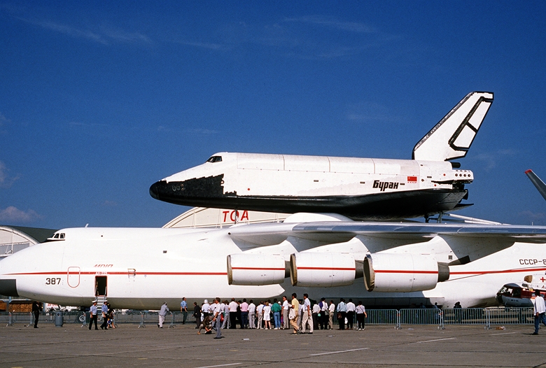 Buran_on_An-225__Le_Bourget_1989__1.jpg