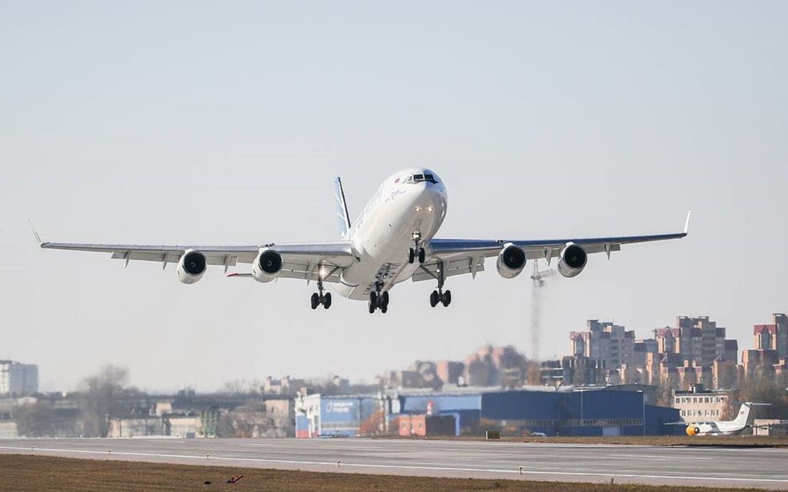 Russian-Ilyushin-Il-96-400M-jumbo-jet-1600x1000.jpg