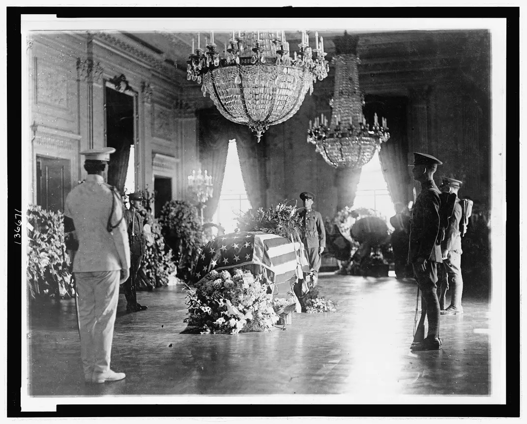 1920px-president_warren_g_hardings_body_lying_in_state_in_the_east_room_of_the_white_house_lccn2006683674.jpg